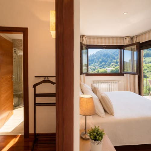 Habitación luminosa con vistas a la montaña en Vila Lourido de Baiona, con cama, escritorio y baño privado