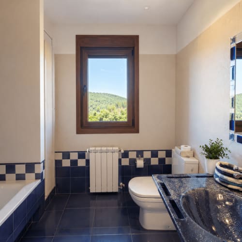 Baño moderno con vista a la montaña en la ventana de Vila Lourido en Baiona, España