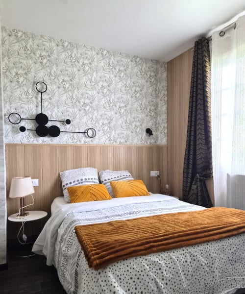 Chambre moderne à L'effet Mer Parenthese, Pénéstin avec accents moutarde, papier peint fleuri et art mural géométrique