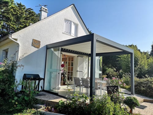 Extension de terrasse moderne avec pergola noire à L'effet Mer Parenthese à Penetin, salle à manger et portes vitrées