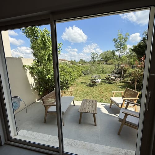 Patio de villa avec vue sur le jardin aux Maisons Le Clos Du Moulin, Entraigues sur la Sorgue
