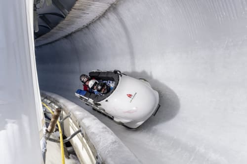 Bobsleigh à deux en descente sur la piste glacée de la station Belle Plagne