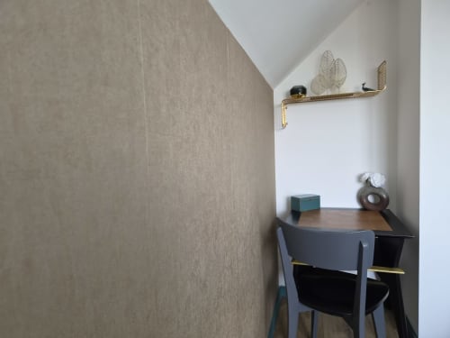 Petit coin minimaliste à L'effet Mer Parenthese avec bureau, chaise, étagère dorée et objets de décoration