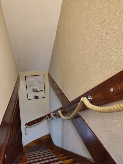 Escalier aux rampes en bois et finitions en corde à L'effet Mer Parenthese à Pénestin, orné d'une décoration mouette