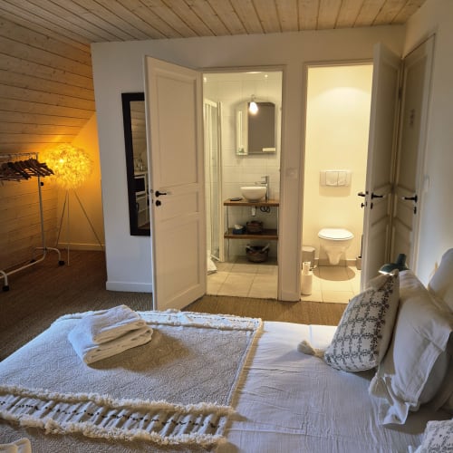 Chambre Nuage au Mas de Rigoulac, Argences-en-Aubrac, avec salle de bain privée et plafond aux poutres apparentes