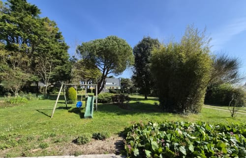 Jardin verdoyant avec équipements de jeux à l'hôtel L'effet Mer Parenthese à Pénestin, France