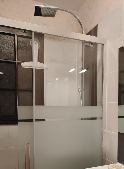 Douche moderne avec parois en verre dépoli à l'hôtel L'effet Mer Parenthese à Pénestin, France