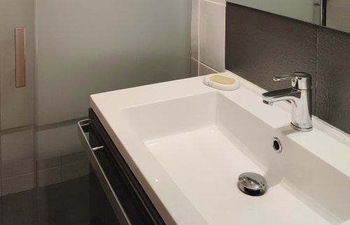 Lavabo blanc contemporain avec mitigeur chromé à L'effet Mer Parenthese, hôtel de Pénéstin