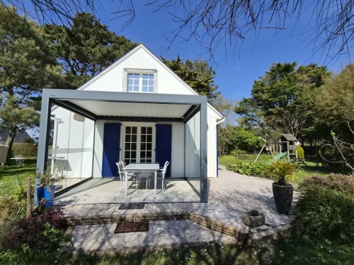 Élégant gîte blanc avec portes bleues et pergola à L'effet Mer Parenthese à Pénestin, France