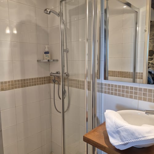 Douche moderne aux murs carrelés blancs et frise en mosaïque beige, Le Mas De Rigoulac, hôtel-boutique à Argences-en-Aubrac