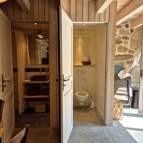 Sanitaires du gîte Le Mas De Rigoulac : toilettes et lavabo dans un cadre rustique et charme