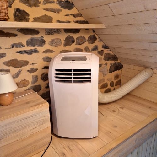Climatiseur portable dans une chambre de cottage en pierre brute au Mas De Rigoulac, Argences-en-Aubrac