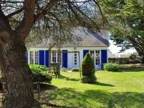 Charmante maison bleue et blanche à L'effet Mer Parenthese à Pénéstin, avec jardin soigné et arbre centenaire