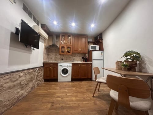 Cocina moderna de casa rural en Casa de la Aguadora, Iznatoraf con muebles de madera, electrodomésticos y comedor