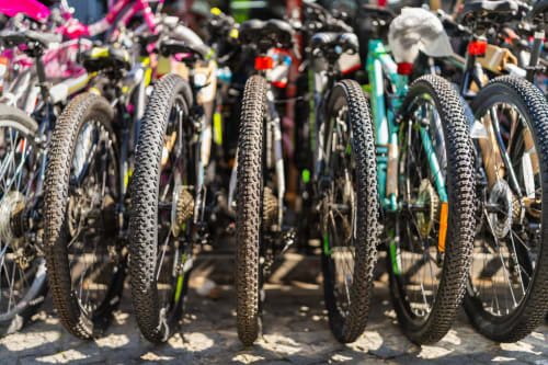 Mountain bike esposte al Condhotel Vienna di Pesaro, Italia - dettaglio dei pneumatici e cerchi con battistrada