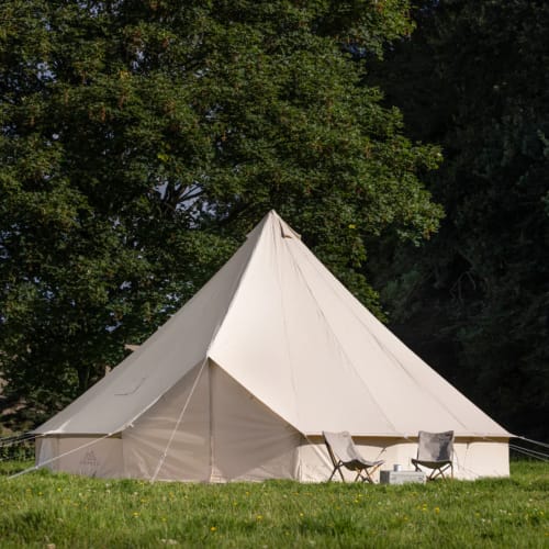 Tente glamping cloche à Loc'Maria en Belle Île en Mer avec chaises de camping et décor de verdure