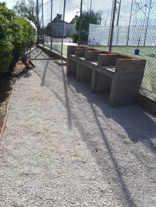 Panchine della panchina del campo da baseball con recinzione a maglie nel Camping Village Baia Dorica a Vittoria, Italia