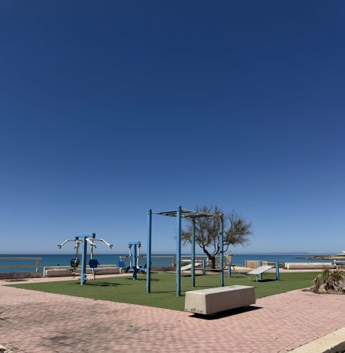Area fitness con attrezzature esercizio e vista mare presso la spiaggia di Baia Dorica Camping Village a Vittoria