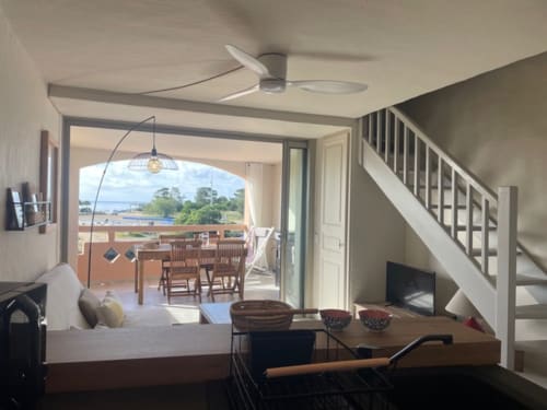 Appartement moderne avec vue mer à Leccia, balcon sur la baie, escalier et mobilier contemporain