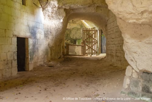 Passage souterrain historique en pierre aux Troglos de Beaulieu, un gîte troglodytique unique en caverne