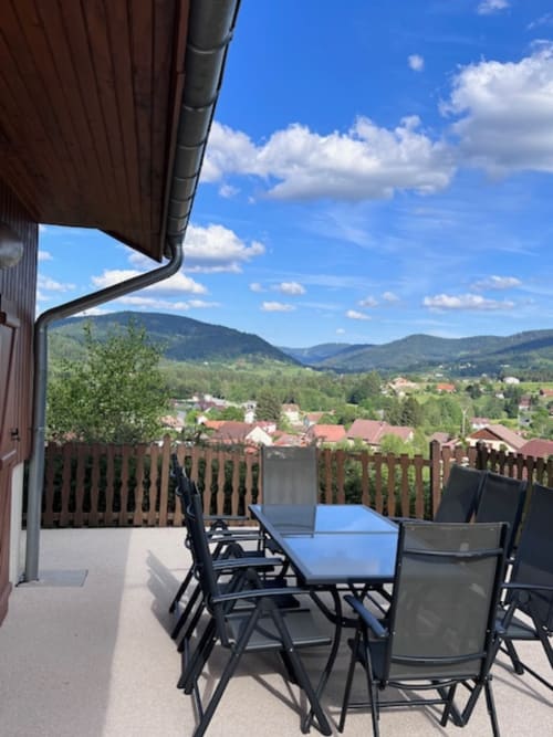Terrasse avec table à manger et vue sur le massif des Vosges au Chalet le Grizzli, Le Tholy