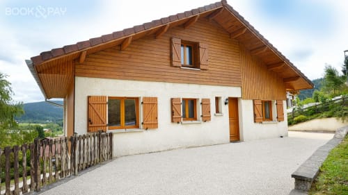 Chalet le Grizzli au Tholy, façade bois et blanche, vue montagne, volets bois, allée privée dans les Vosges