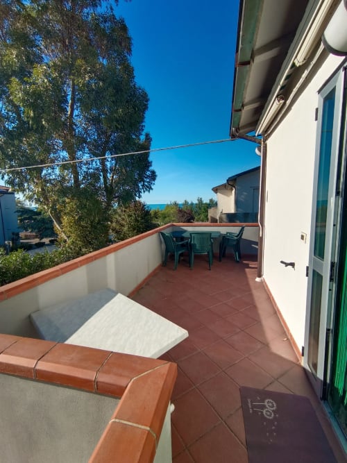Terrazza Bellavista Levante con vista sul mare, Atessa. Balcone con coppi rossi e sedute affacciate sulla costa adriatica.