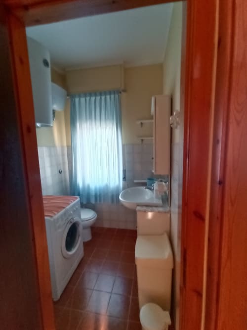 Bagno con lavatrice, wc, lavandino e finestra nell'appartamento Bellavista Levante di Tales of Abruzzo, Atessa