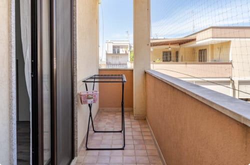 Balcone di appartamento a Brindisi con stendibiancheria e vista sulla città dei palazzi circostanti