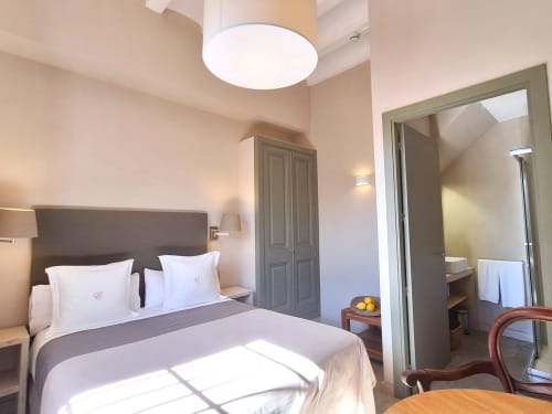 Spaciosa habitació doble amb vistes al jardí, equipada amb comoditats modernes i bany privat