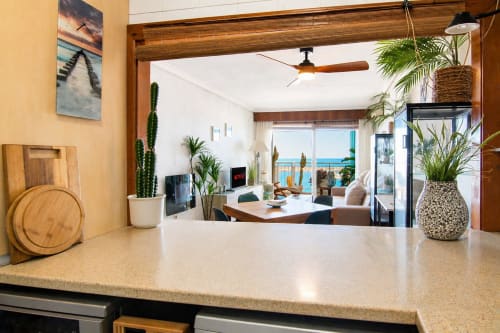 Cocina Marina con vistas al mar en apartamento de Calpe, encimera de cuarzo y espacio abierto