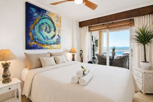 Dormitorio Marina Suite en Riurau Home, Calpe con vista al mar, cama queen, arte costero y balcón