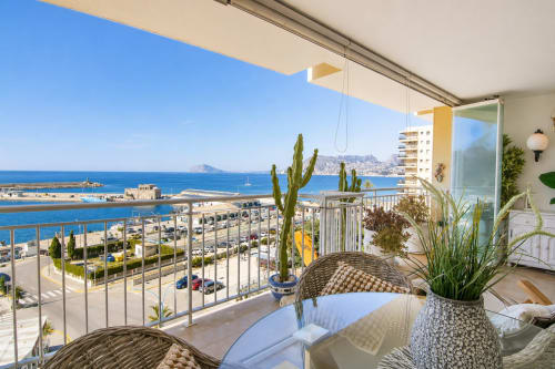 Balcón Suite Marina en Riurau Home de Calpe con vistas al mar, cactus en macetas y vistas al puerto costero