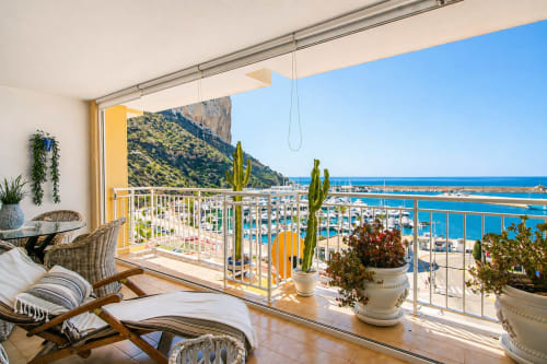 Balcón de la Suite Marina en Riurau Home, Calpe, con vistas al mar, cactus y vista del puerto