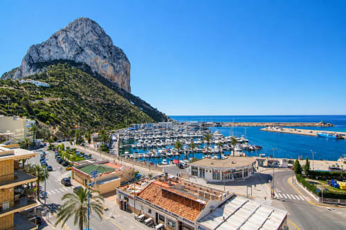 Vista del Peñón de Ifach y la marina de Calpe desde el balcón de Riurau Home, apartamento con vistas al Mediterráneo