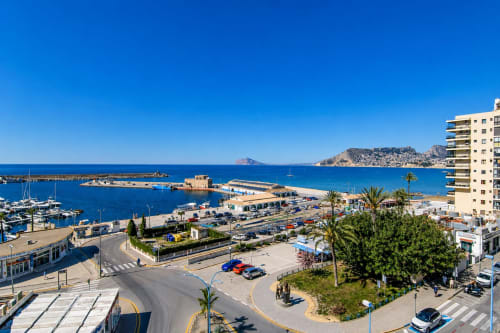 Vista desde el balcón de la Suite Marina de Calpe con vistas al Mediterráneo, puerto lleno de yates y acantilados costeros