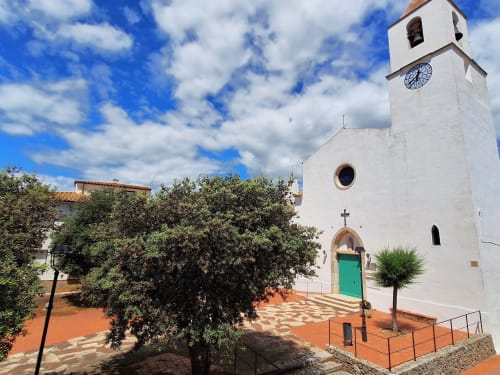 Capella blanca amb campanar i porta verda a Calella de Palafrugell, prop de l'Hotel Casa Calella