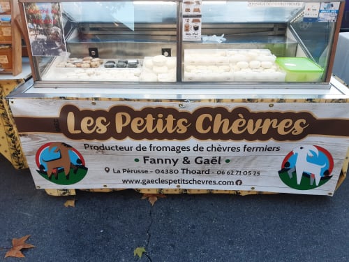 Présentation de fromage de chèvre Les Petits Chèvres au marché de Beynes, France