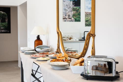 Colazione presso l'Agriturismo Villa Ribes a Altamura con salumi, pasticceria fresca e ingredienti genuini