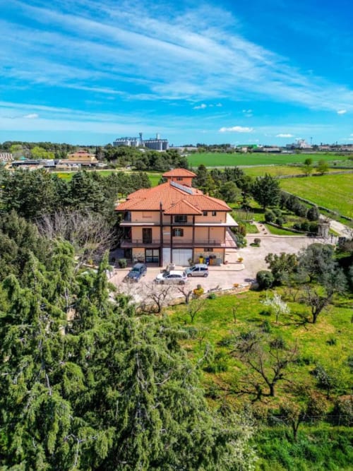 AgriBio Villa Ribes, B&B in campagna ad Altamura, Italia con tetto in cotto circondato da campi verdi