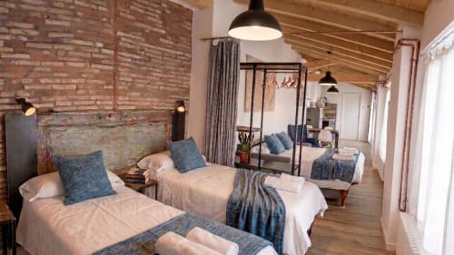 Modernes Loft-Schlafzimmer im Borgovivobg Bergamo City Center mit Doppelbetten, Ziegelmauerwerk und zeitgenössischem Design