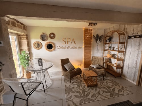 Salon spa aux Instants Volés avec coin détente, miroirs décorés et mobilier de relaxation