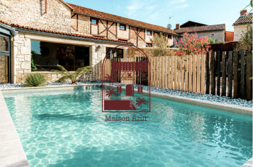 Cottage Maison Azur au Clos Divin à Forges avec piscine turquoise, bâtisse en pierre et clôture en bois