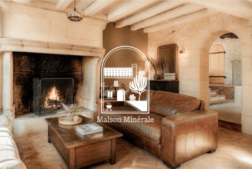 Le cottage Maison Minérale au Clos Divin avec cheminée, sièges en cuir et intérieur rustique en pierre à Forges.