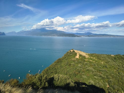 Acque turchesi e pendici verdi affacciate sul Lago di Garda dall'hotel Prince Garda a Serniga, Italia