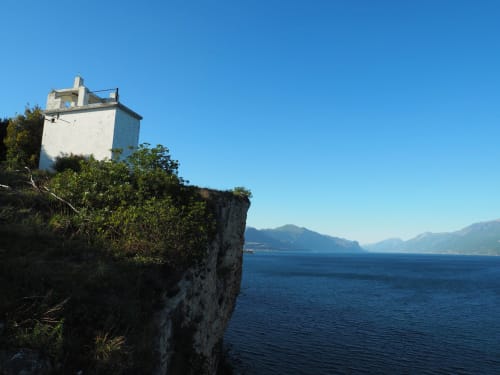 Torre sul lago presso Prince Garda con vista sul Lago di Garda, montagne e Serniga