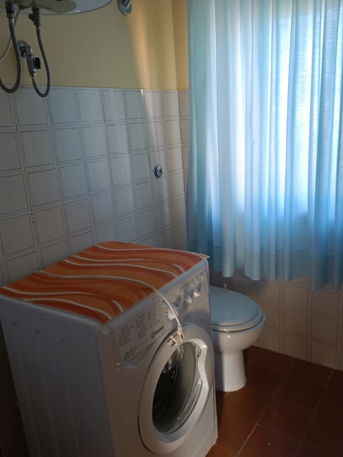 Bagno Bellavista Levante con lavatrice, toilette e doccia presso Tales of Abruzzo, Atessa