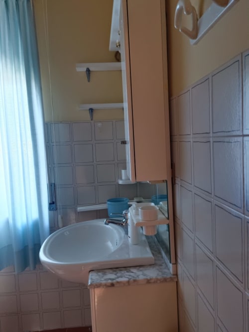 Lavabo del bagno e pareti piastrellate nell'appartamento Bellavista Levante a Tales of Abruzzo, Atessa