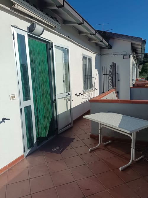 Terrazza dell'appartamento Bellavista Levante a Tales of Abruzzo, Atessa con tavolo da pranzo e accesso dalla porta verde