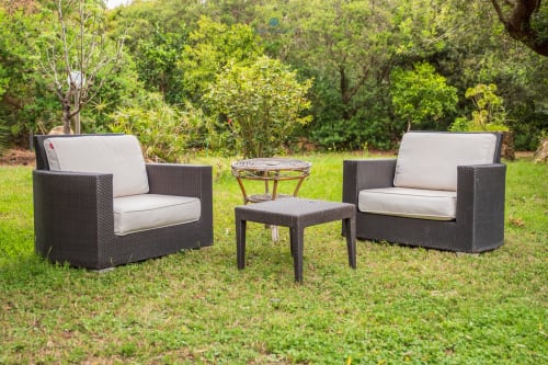 Elegante set di arredamento esterno su prato privato della Villa Chia a Quartu Sant'Elena